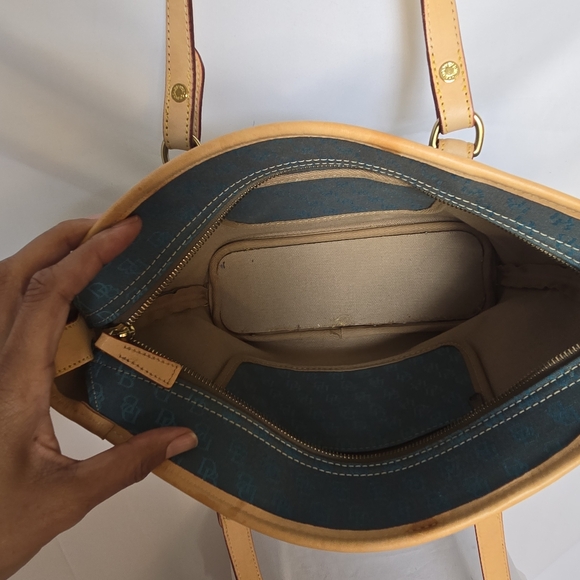 Dooney and Bourke medium size tote - Picture 5 of 9